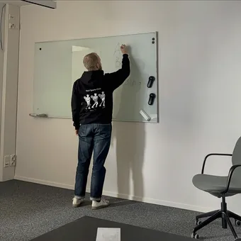Toimiston valkotaululle kirjoittamista