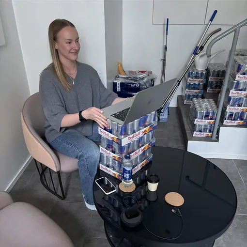Läppärityötä Red Bull -laatikkopinon päällä