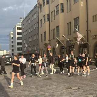 Juoksuporukka Helsingin kadulla